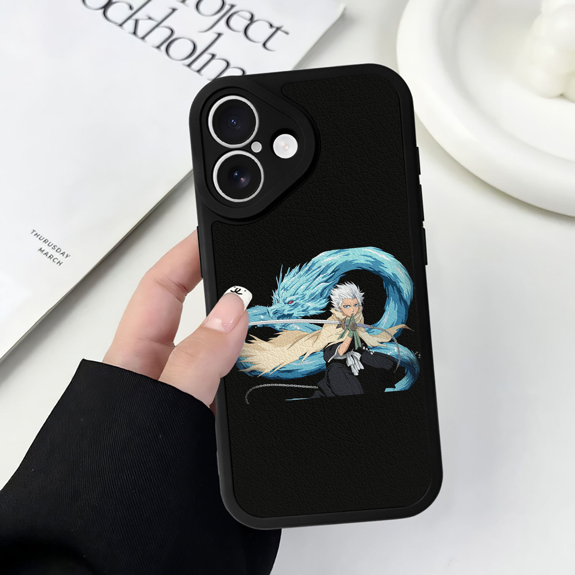 （画像用） ブリーチ 日番谷冬獅郎（ひつがや とうしろう） BLEACH Hitsugaya Toushirou 【iPhone 16シリーズ対応】シリコンスマホケース（レザー調） 材質：シリコン